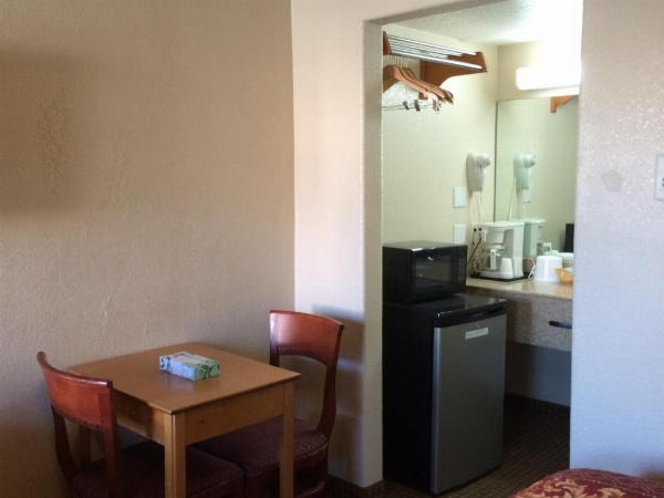 Economy Inn image 10