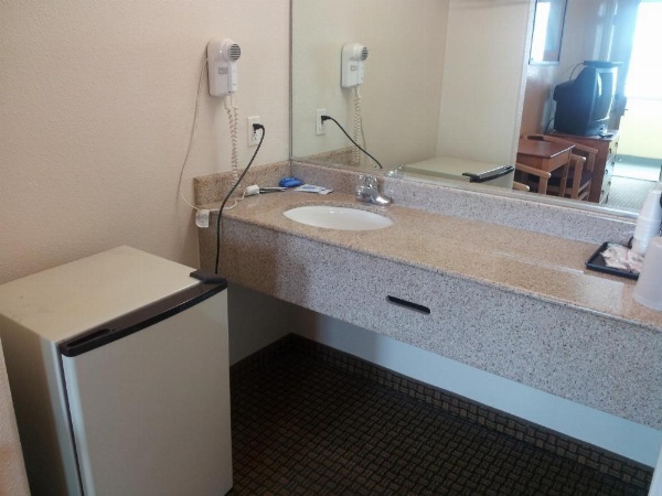 Economy Inn image 12