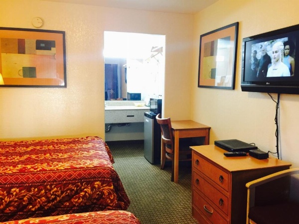 Economy Inn image 18