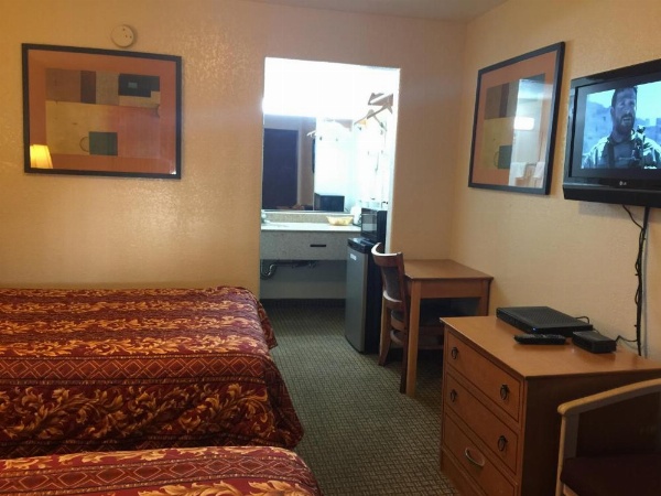 Economy Inn image 19