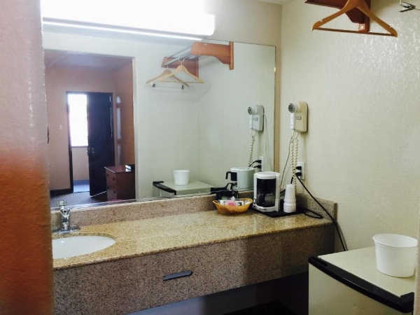 Economy Inn image 20