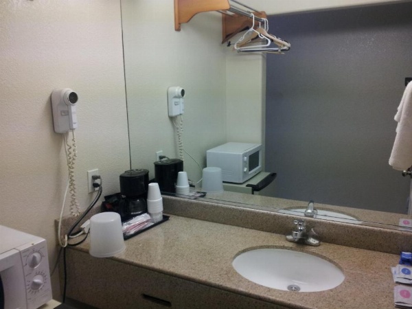 Economy Inn image 22